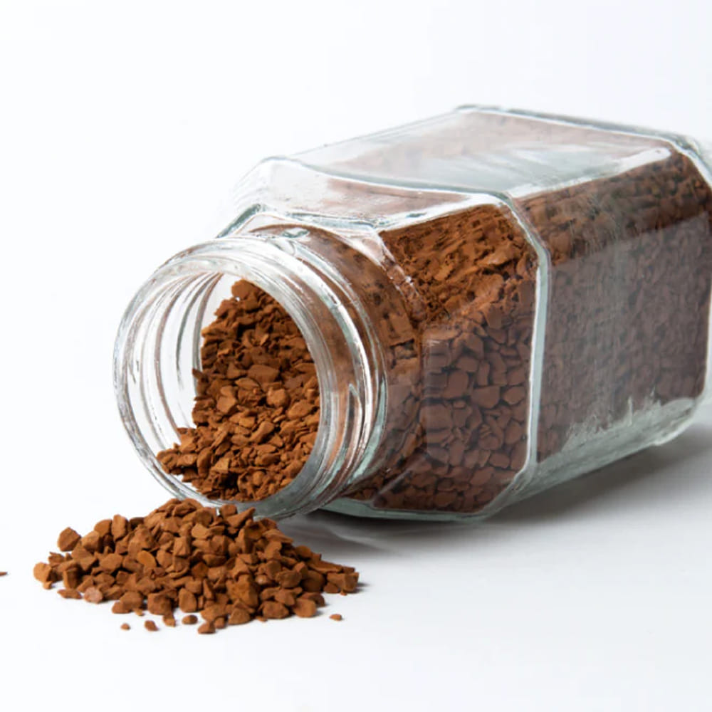 ఈ చిట్కా కోసం ముందుగా ఒక శుభ్రమైన గిన్నెను తీసుకోవాలి. మొదటి ఏ బ్రాండ్ ఇన్స్టంట్ కాఫీ పౌడర్నైనా ఉపయోగించవచ్చు. కాఫీలో ఉండే కెఫిన్ చర్మంలో రక్త ప్రసరణను పెంచుతుంది, దీని వలన చర్మానికి అప్లై చేసినప్పుడు అది చాలా గ్లోయింగ్గా, అందంగా, సాఫ్ట్గా మారుతుంది.