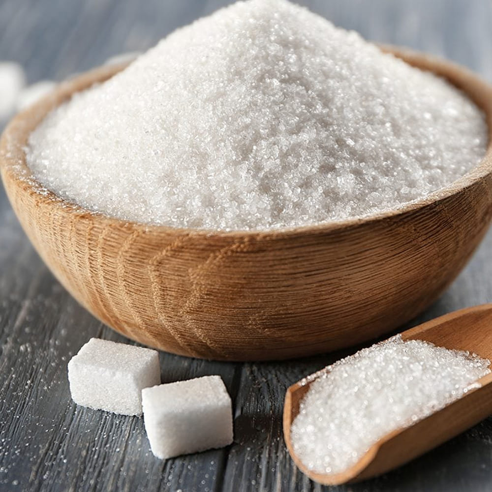 రెండవ పదార్థం చక్కెర. పంచదార ఒక సహజసిద్ధమైన ఎక్స్ఫోలియెంట్గా పనిచేస్తుంది. ఇది చర్మంపై పేరుకున్న మృతకణాలను, నలుపును తొలగించడంలో సహాయపడుతుంది. ఒక టీస్పూన్ చక్కెరను తీసుకుని కాఫీ పొడితో బాగా కలపాలి.