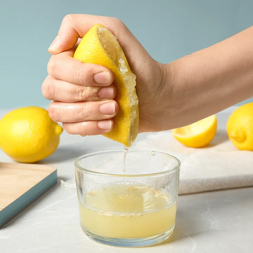 చివరి పదార్థం నిమ్మరసం. ఈ మిశ్రమంలో అర టీస్పూన్ నిమ్మరసం కలపాలి. నిమ్మరసం చర్మంపై పేరుకున్న ఎంతటి నలుపునైనా తేలికగా తొలగించే సామర్థ్యాన్ని కలిగి ఉంటుంది. ఈ మూడు పదార్థాలను పూర్తిగా కలిపి ఒక పేస్ట్లా తయారుచేయాలి.