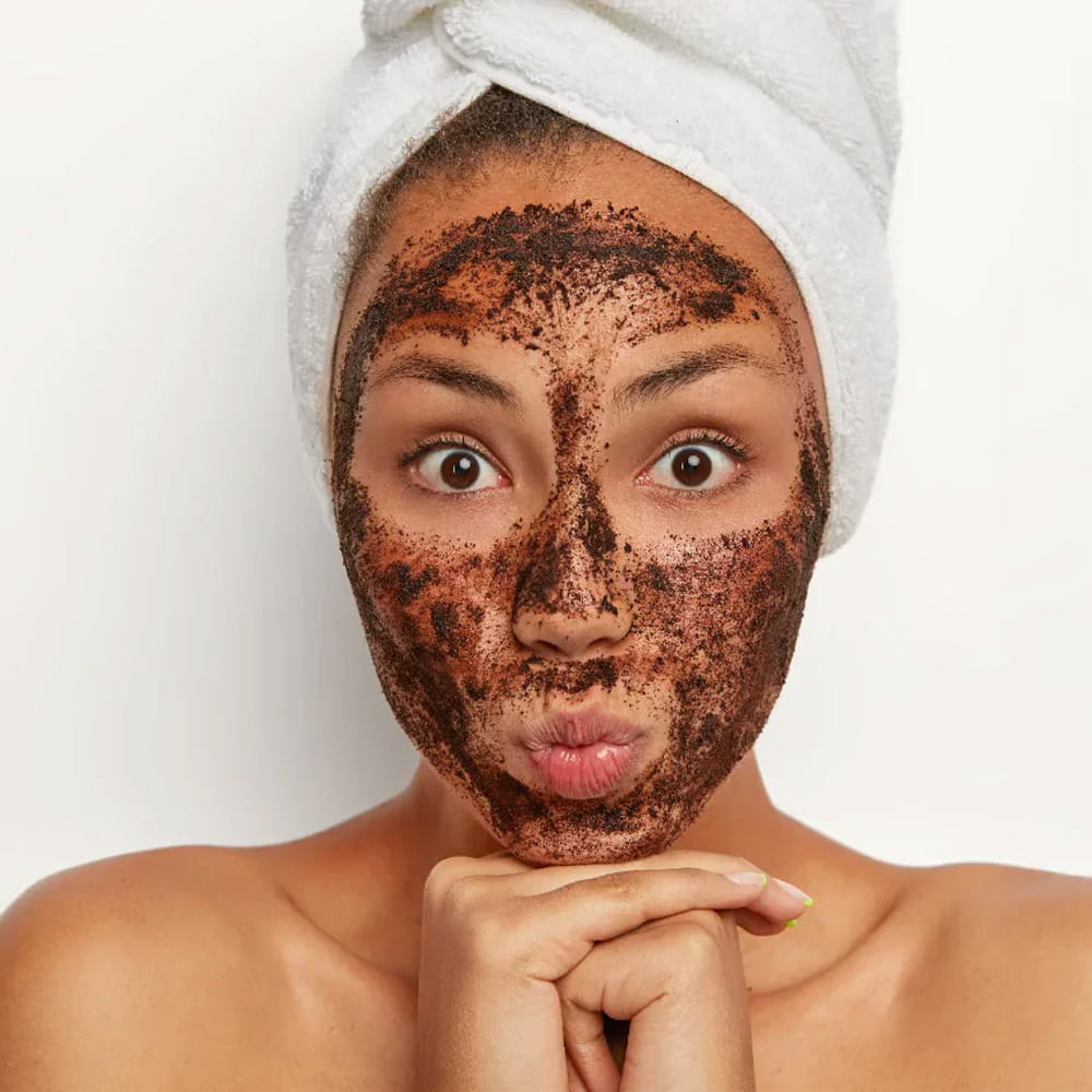 ఈ మిశ్రమాన్ని అప్లై చేయడానికి, పిండిన నిమ్మచెక్కను ఉపయోగించాలి. నిమ్మచెక్కపై ఈ మిశ్రమాన్ని తీసుకుని, ముందుగా శుభ్రం చేసుకున్న ముఖానికి అప్లై చేయాలి. అప్లై చేసే సమయంలో, నిమ్మచెక్కను మధ్యమధ్యలో కొద్దిగా స్క్వీజ్ చేస్తూ, చర్మానికి బాగా పట్టేలా రెండు నుండి మూడు నిమిషాల పాటు సున్నితంగా మర్దనా చేయాలి. ఇలా మర్దనా చేయడం వల్ల ఈ మిశ్రమంలోని పోషకాలు చర్మ కాంప్లెక్షన్ ను మెరుగుపరుస్తాయి. అలాగే, చర్మంపై ఉన్న మృతకణాలను, నలుపును తొలగిస్తాయి.