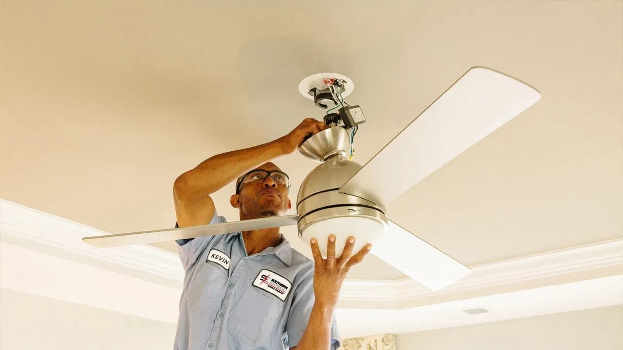 కండెన్సర్ మార్చడం: మీ ఫ్యాన్ నెమ్మదిగా తిరుగుతుంటే, లోపల ఉన్న కండెన్సర్ పాడై ఉండవచ్చు. తక్కువ ఖర్చుతో కొత్త కండెన్సర్ వేయించడం ద్వారా ఫ్యాన్ మళ్ళీ పాత వేగంతో తిరుగుతుంది. అప్పడూ గాలి కూడా వేగంగా వస్తుంది. ఇది రూమ్‌ మొత్తాన్ని చల్లబరుస్తుంది.