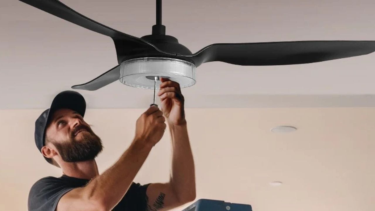 మీ గది చల్లగా ఉండాలంటే ఇదో అద్భుతమైన చిట్కా అనే చెప్పవచ్చు. ఫ్యాన్ కింద ఒక గిన్నెలో ఐస్ ముక్కలను ఉంచితే, గాలి ఆ మంచు గడ్డలకు తగిలి ఏసీ లాంటి చల్లదనాన్ని ఇస్తుంది. అలాగే రాత్రి సమయంలో బయటి గాలి లోపలికి వచ్చేలా కిటికీ దగ్గర ఫ్యాన్ ఉంచండి. గదిలో పేరుకుపోయిన వేడి గాలి బయటకు వెళ్లడానికి ఎగ్జాస్ట్ ఫ్యాన్ వాడటం ఉత్తమం మార్గం. ఈ చిట్కాలను పాటించడం ద్వారా మీరు వేసవిలోనూ గదిని చల్లగా ఉంచుకోవచ్చు.(Note: పైన పేర్కొన్న అంశాలు కేవలం అవగాహన కోసం మాత్రమే అందించబడినవి.. వీటిని TV9 దృవీకరించడం లేదు)