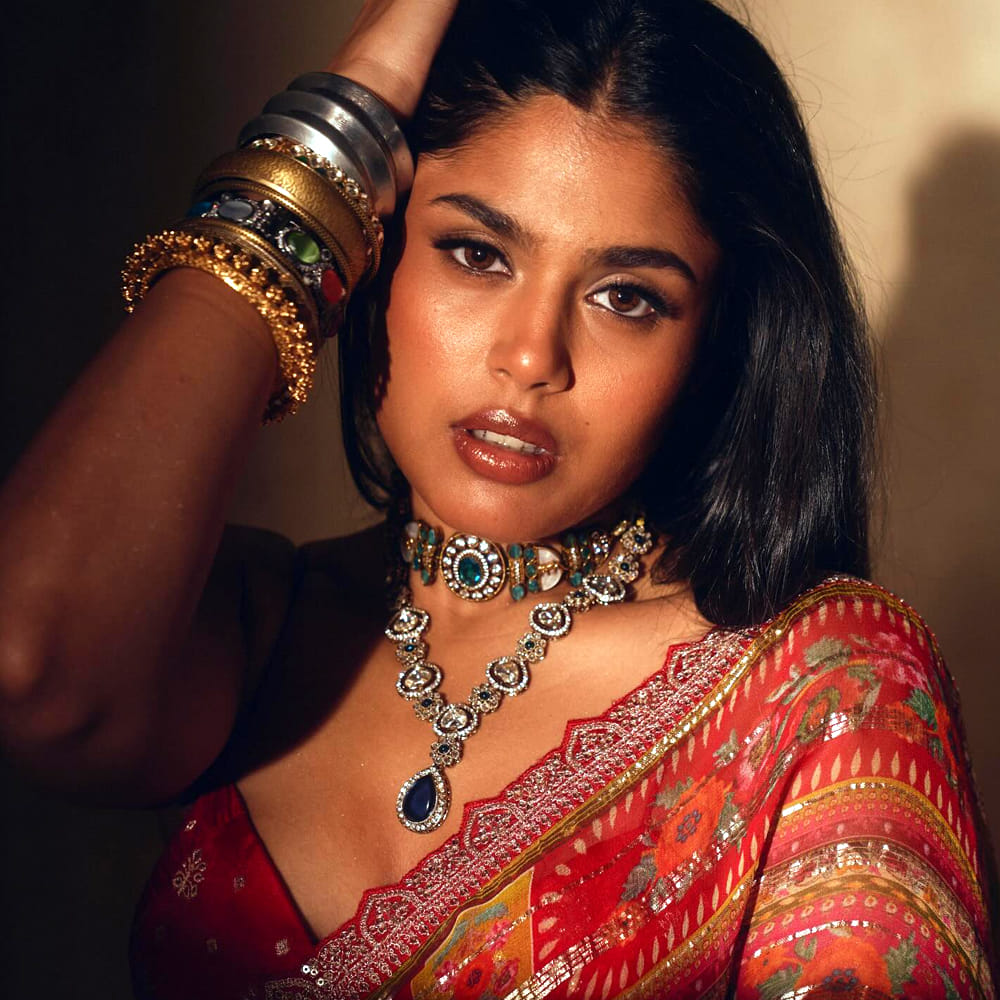 టాలీవుడ్ చిట్టి అలియాస్ ఫరియా అద్బుల్లా.. హిట్ కోసం చాలా కాలంగా ఎదురుచూస్తుంది. మొదటి సినిమాతోనే మంచి విజయాన్ని అందుకున్న ఈ సుందరి. ఆతర్వాత పెద్దగా సక్సెస్ సాదించలేకపోతుంది. బ్యాక్ టు బ్యాక్ సినిమాలు చేస్తున్న పెద్దగా లాభం లేకుండా పోతుంది. 