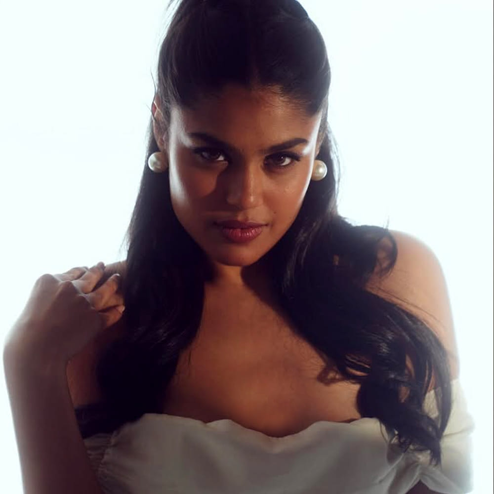 కాగా సోషల్ మీడియాలో మాత్రం ఈ అమ్మడు ఓ రేంజ్ లో అందాలతో రచ్చ చేస్తుంది. కుర్రాళ్లు చూపుతిప్పుకోనివ్వకండా ఫోటోలు షేర్ చేస్తుంది. ఈ సుందరి షేర్ చేసే ఫోటోలకు కుర్రకారు ఫిదా అవుతున్నారు. నెటిజన్స్ రెచ్చిపోయి కామెంట్స్ చేస్తున్నారు.