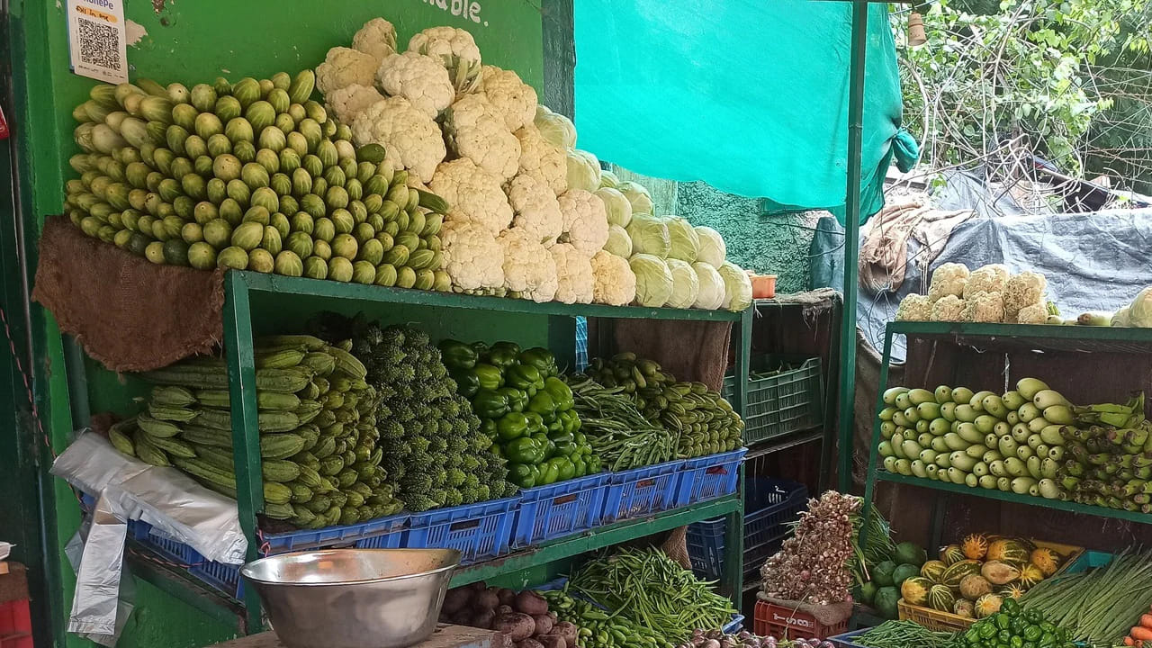 కూకట్ పల్లి రైతు బజార్‌లో కేజీ టమాటా రూ.10, వంకాయ రూ.15, బెండకాయ రూ.28, పచ్చిమిర్చి రూ.40, బజ్జి మిర్చి రూ.20, కాకరకాయ రూ.23, బీరకాయ రూ.35, క్యాబేజీ రూ.12, బీన్స్ రూ.40, క్యారెట్ రూ.18, గోబి పువ్వు రూ.25, దొండకాయ రూ.35, చిక్కుడుకాయ రూ.40,  గోరు చిక్కుడు రూ.25,  బీట్ రూట్ రూ.18, క్యాప్చికం రూ.35, ఆలుగడ్డ రూ.18కి దొరుకుతున్నాయి.
