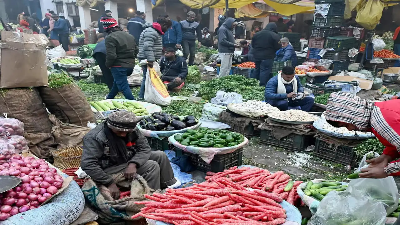 కిలో కీర  రూ.14, దోసకాయ రూ.13, సొరకాయ రూ.15, పొట్లకాయ రూ.20, కంద రూ.35, ఉల్లపొరక రూ.25, ఉల్లిగడ్డ రూ.18, చామగడ్డ రూ.30, చిలకడదుంప రూ.25,  ఎండుమిర్చి రూ.240, పుట్టగొడుగులు రూ.45, పండుమిర్చి రూ.80, పల్లికాయ రూ.50 వద్ద ఉంది.
