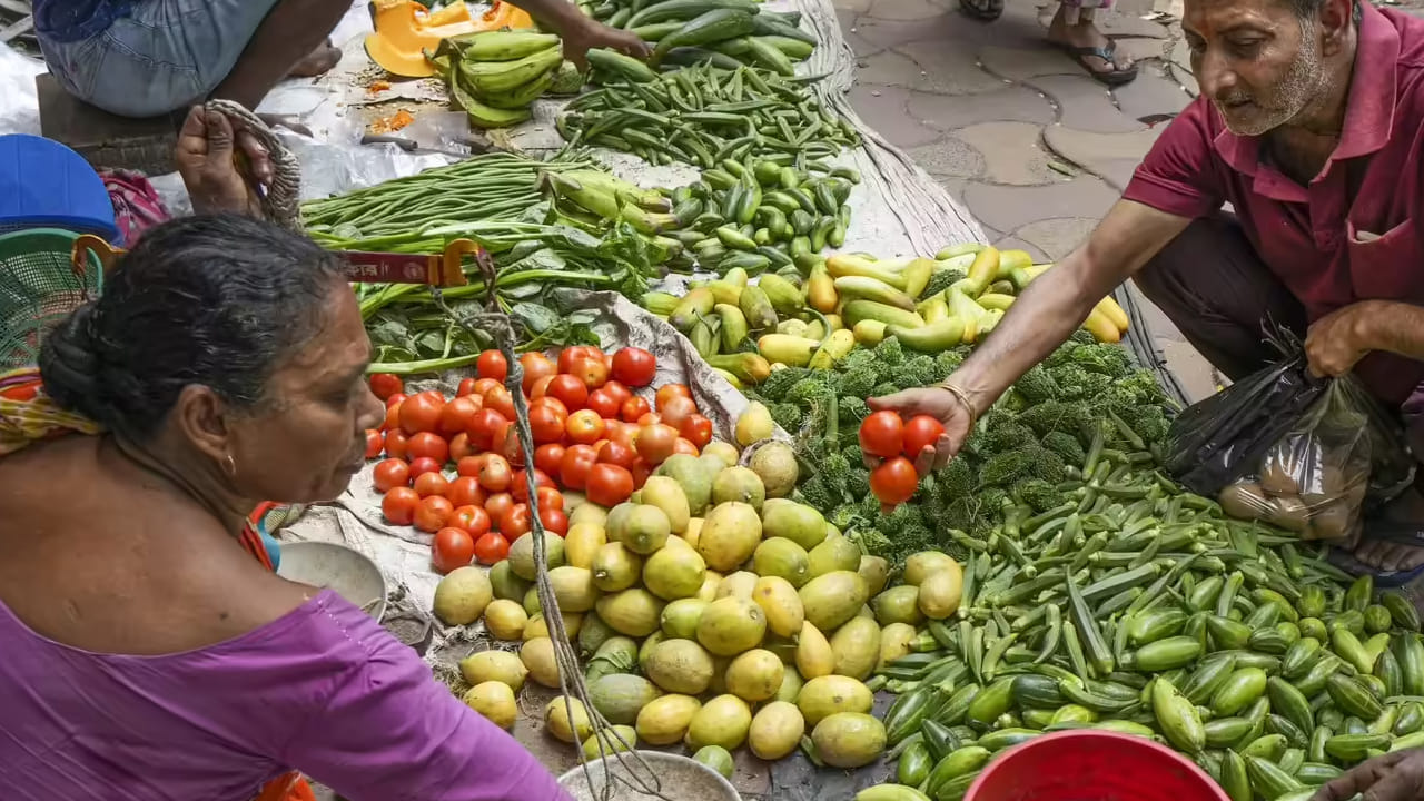 ఇక విజయవాడ, గుంటూరులో టమాటా రూ.14, వంగ రూ.20, బెండ రూ.19, పచ్చిమిర్చి రూ.24, కాకర రూ.22, క్యాబేజీ రూ.14, క్యారెట్ రూ.28, దొండకాయ రూ.26, బంగాళదుంప రూ.22, ఉల్లిపాయలు రూ.21, గోరుచిక్కుడు రూ.22, దోసకాయ రూ.18, సొర రూ.11, చామదుంప రూ.24, అససందలు రూ.30, చిలకడదుంప రూ.24 పలుకుతున్నాయి.
