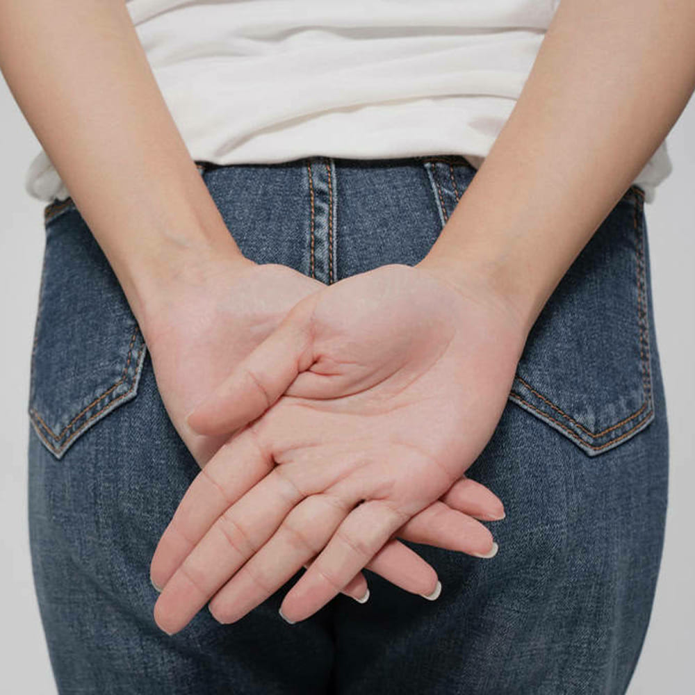 పేగులలో ఆహారం ఎక్కువసేపు నిలిచిపోవడం వలన బ్యాక్టీరియా దానిని విచ్ఛిన్నం చేసి దుర్వాసనతో కూడిన గ్యాస్ను ఉత్పత్తి చేస్తుంది. ఇది పేగులలో మలం నిలిచిపోవడానికి, సరిగా శుభ్రం కాకపోవడానికి సంకేతం. సాధారణ గ్యాస్ బయటకు పంపడం ద్వారా ఎటువంటి దుర్వాసన ఉండదు. రోజుకు ఒకసారి లేదా రెండు రోజులకు ఒకసారి మలవిసర్జన చేయడం సాధారణం. అయితే రెండు రోజులకు మించి సమయం తీసుకుంటే లేదా మలవిసర్జన కోసం ఐదు నిమిషాలకు మించి ప్రయత్నిస్తే దాన్ని మలబద్ధకం అంటారు.