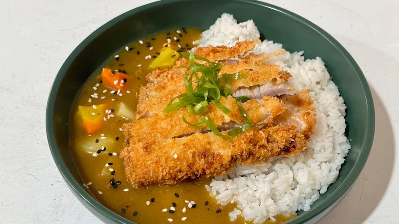 ప్రాసెస్ చేసిన నాన్ వెజ్: మనం తినే వాటిలో కొన్ని రకాల నాన్ వెజ్ ప్రాసెస్ చేయబడతాయి. ఇది తెలుసుకోకుండా అమ్మాయిలు టేస్ట్ బావుందంటూ తినేస్తారు. దీని వలన జుట్టు రాలి పోతుంది. 