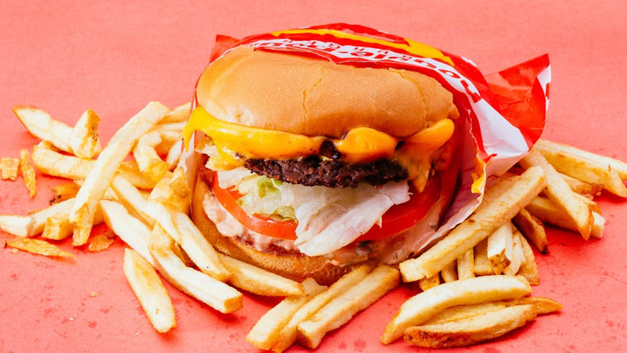 సోడియం ఫుడ్స్ : ఉప్పు అధికంగా ఉన్న ఫుడ్స్ తీసుకోవడం వలన జుట్టు బలహీనపడుతుంది. కాబట్టి, వీటిని ఎంత తక్కువ తీసుకుంటే అంతమంచిది . 