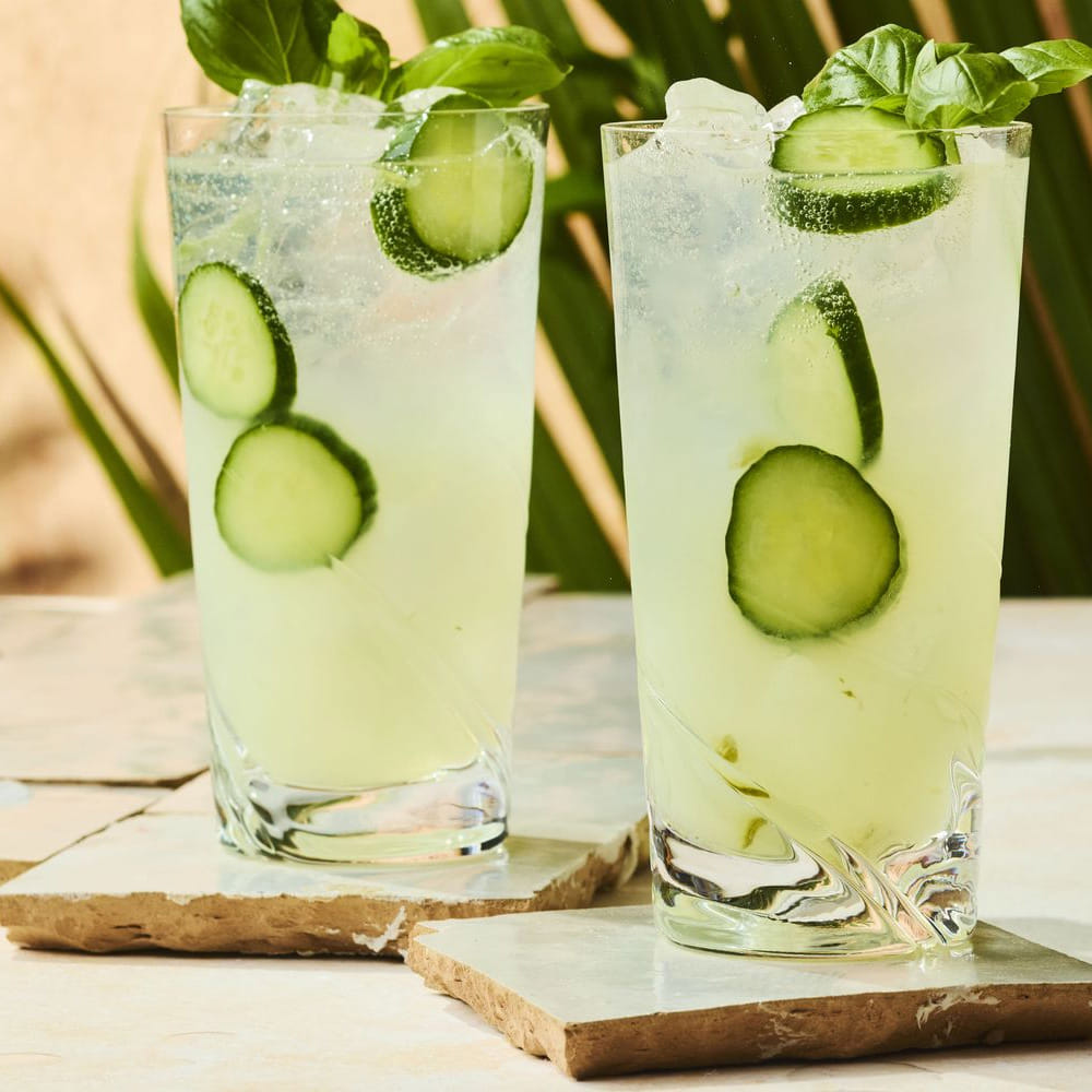 ముందుగా, ఒక కీరదోసను చిన్న ముక్కలుగా కట్ చేసుకోవాలి. కీరదోసలో కేవలం బరువు తగ్గించడమే కాకుండా, శరీరానికి అవసరమైన విటమిన్ ఏ, విటమిన్ సి, విటమిన్ బి, పొటాషియం, మెగ్నీషియం, సెలీనియం వంటి అనేక ముఖ్యమైన పోషకాలు లభిస్తాయి. కొత్తిమీర ఆకులను వాటి కాడలతో సహా సన్నగా కట్ చేసుకోవాలి. కొత్తిమీరలో ఉండే పోషకాలు శరీరంలోని కొవ్వును బర్న్ చేయడంలో అద్భుతంగా సహాయపడతాయి.