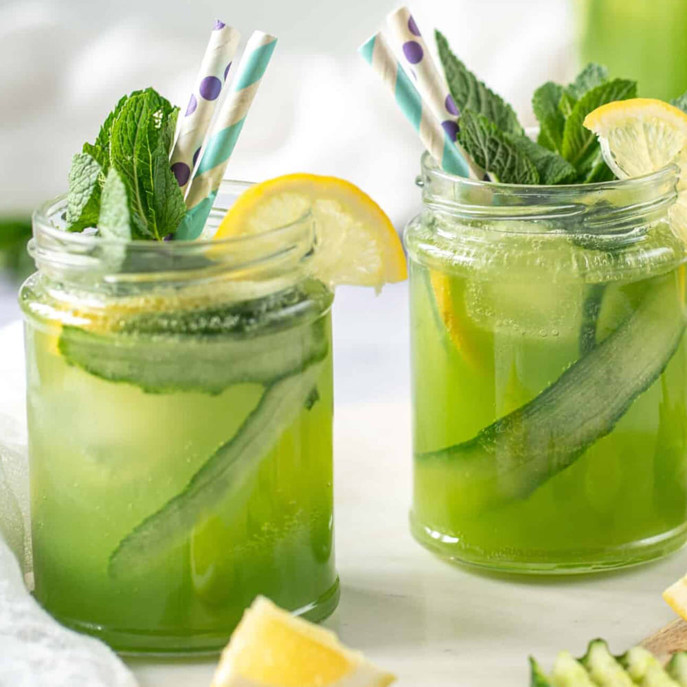 చిన్న అల్లం ముక్కను తీసుకుని, దానిపై పొట్టు తీసి సన్నగా కట్ చేయాలి.ఇప్పుడు, కీరదోస ముక్కలు, కొత్తిమీర, అల్లం ముక్కలను మిక్సీ జార్ లోకి తీసుకోవాలి. మీకు జ్యూస్ చిక్కగా కావాలంటే తక్కువ నీరు, లేదా జ్యూస్ లా ఉండాలంటే ఒకటి నుండి ఒకటిన్నర గ్లాసుల వరకు నీటిని కలుపుకోవచ్చు. ఈ మిశ్రమాన్ని మెత్తగా గ్రైండ్ చేసుకోవాలి. ఎంత స్మూత్‌గా గ్రైండ్ చేస్తే అంత మంచిది. తర్వాత, ఈ జ్యూస్ ను ఒక వడగట్టి చివరగా, సగం నిమ్మకాయ రసాన్ని కలుపుకుంటే సూపర్ ఫాస్ట్ ఫ్యాట్ కట్టర్ డ్రింక్ సిద్ధం.
