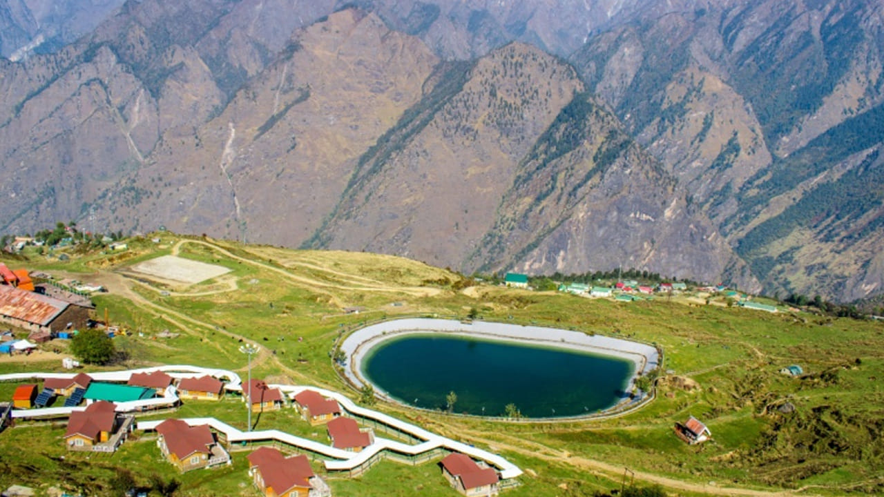 ఉత్తరాఖండ్ రాష్ట్రంలోని చమోలి జిల్లాలో ఉన్న ఔలి, ప్రపంచవ్యాప్తంగా పర్యాటకులను ఆకర్షిస్తున్న ఒక అద్భుతమైన హిల్ స్టేషన్. హిమాలయాల గర్వాల్ శ్రేణిలో ఉన్న ఈ ప్రాంతం, మంచు క్రీడలకు. అద్భుతమైన ప్రకృతి దృశ్యాలకు మారుపేరు. మంచు అందాల కోసం వెళ్లేవారు డిసెంబర్ నుండి మార్చి వరకు, ప్రకృతి అందాల చూసేందుకు వెళ్లేవారు ఏప్రిల్ నుండి జూన్ మరియు సెప్టెంబర్ నుండి నవంబర్ వరకు వెళితే మీరు కోరుకున్న  సంతృప్తిని పొందుతారు. 