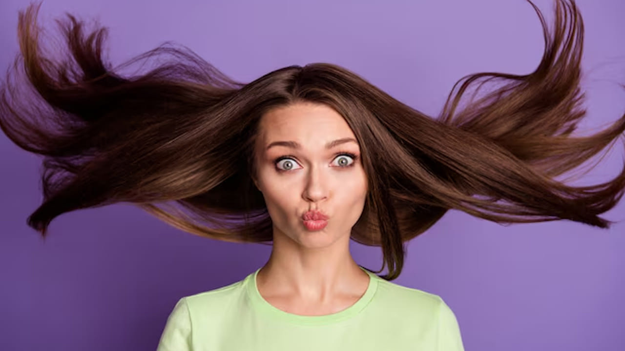 చిన్న వయసులోనే జుట్టు తెల్లబడటం (Premature Greening) అనేది ప్రస్తుతం చాలా మంది ఎదుర్కొంటున్న సమస్య. దీని కోసం కెమికల్ డైలు వాడటం వల్ల జుట్టు మరింత దెబ్బతింటుంది. మార్కెట్లో దొరికే హెయిర్ కలర్స్‌లో అమ్మోనియా వంటి రసాయనాలు ఉంటాయి. ఇవి జుట్టును పాడు చేస్తాయి. అయితే, మన వంటగదిలో ఉండే సోంపు గింజలు (Fennel Seeds) జుట్టును సహజంగా నల్లగా మార్చడంలో అద్భుతంగా పనిచేస్తాయి. 