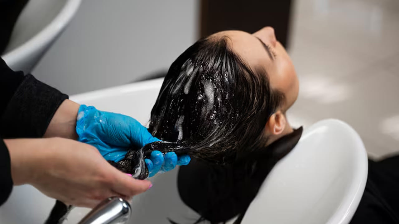 సోంపు, హెన్నా ప్యాక్ కూడా వేసుకోవచ్చు.  దీనికోసం సోంపు గింజలను మెత్తని పొడిలా చేసుకోవాలి. మీ జుట్టు పొడవును బట్టి గోరింటాకు పొడి (Henna) తీసుకుని, అందులో రెండు స్పూన్ల సోంపు పొడి కలపాలి.
ఈ మిశ్రమాన్ని టీ డికాషన్‌తో కలిపి రాత్రంతా నానబెట్టాలి. మరుసటి రోజు జుట్టుకు పట్టించి 2 గంటల తర్వాత కడిగేయాలి. ఇది జుట్టుకు ముదురు రంగును, మెరుపును ఇస్తుంది.