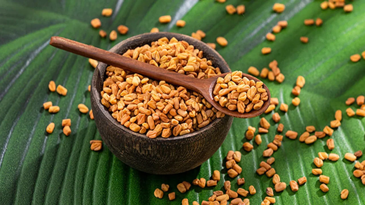 30 ఏళ్లు దాటిన వారు:  ఎముకలు బలహీనపడకుండా ఉండాలంటే కేవలం చిట్కాలు మాత్రమే సరిపోవు. మీ ఆహారంలో కాల్షియం మరియు విటమిన్ డి సమృద్ధిగా ఉండేలా చూసుకోవాలి. క్రమం తప్పకుండా వ్యాయామం చేయడం, ఉదయం పూట ఎండలో కాసేపు గడపడం వల్ల ఎముకల ఆరోగ్యం మెరుగుపడుతుంది.
