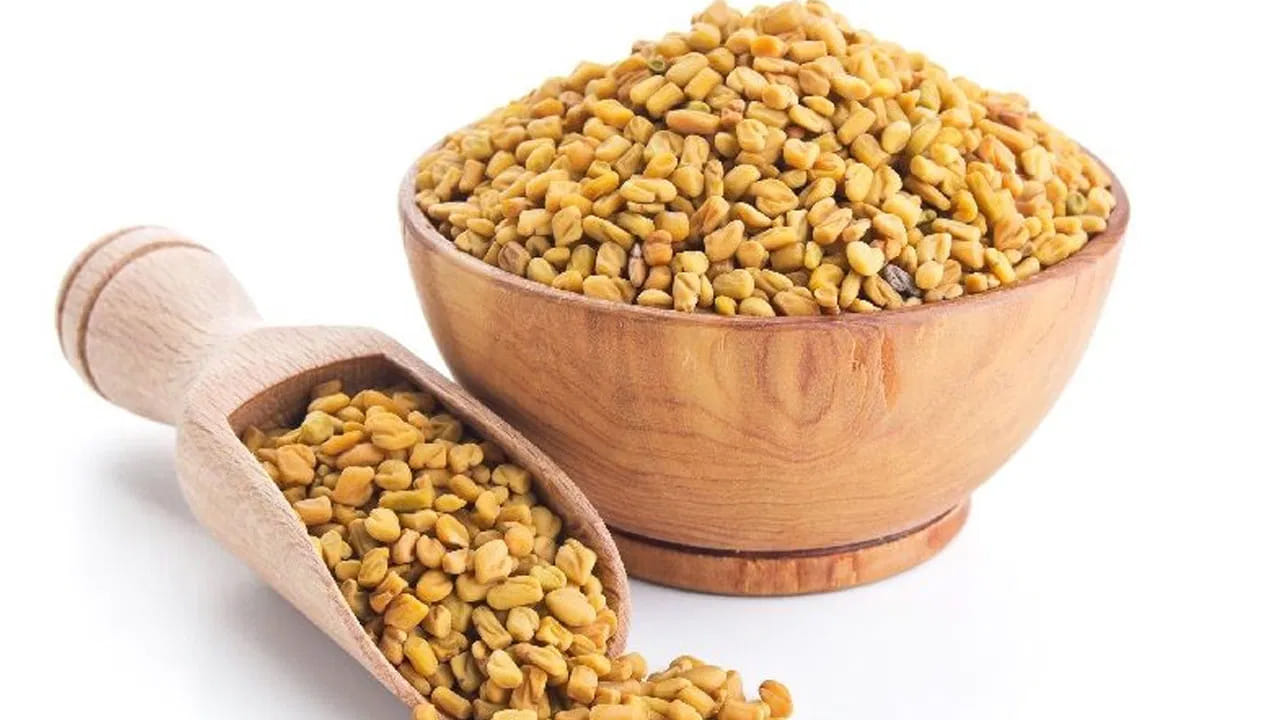 నిత్యం మెంతులు తీసుకోవడం వలన కీళ్ల నొప్పులు తగ్గుతాయి. కాలేయం, మూత్రపిండాల ఆరోగ్యానికి ఇవి చాలా అవసరం. నెలసరి సమయంలో వచ్చే కడుపు నొప్పికి గోరువెచ్చని నీటిలో మెంతులు తీసుకుంటే ఉపశమనం కలుగుతుంది. 