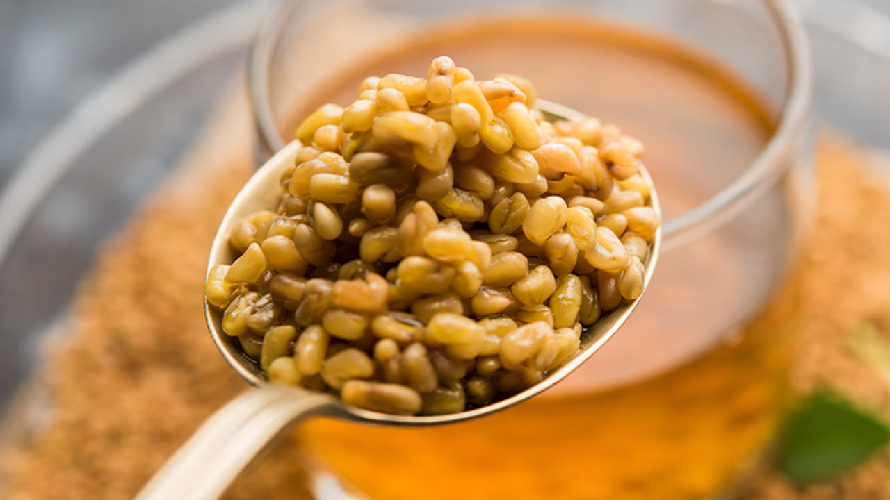 మెంతి నీరు: ఆరోగ్య నిపుణుల అభిప్రాయం ప్రకారం.. మెంతులు మధుమేహ వ్యాధిగ్రస్తులకు నిజంగా ఒక వరం.. ఎందుకంటే అవి రక్తంలో చక్కెర స్థాయిలను, ఇన్సులిన్ నిరోధకతను తగ్గించడంలో సహాయపడతాయి. ఒక చెంచా మెంతులను రాత్రంతా నీటిలో నానబెట్టి, ఉదయం ఆ నీటిని తాగిన తర్వాత ఆ గింజలను నమలడం వల్ల ఇన్సులిన్ సున్నితత్వం పెరుగుతుంది. ఇది ముఖ్యంగా టైప్-2 మధుమేహం ఉన్నవారికి ఎంతో ప్రయోజనకరంగా ఉంటుంది.