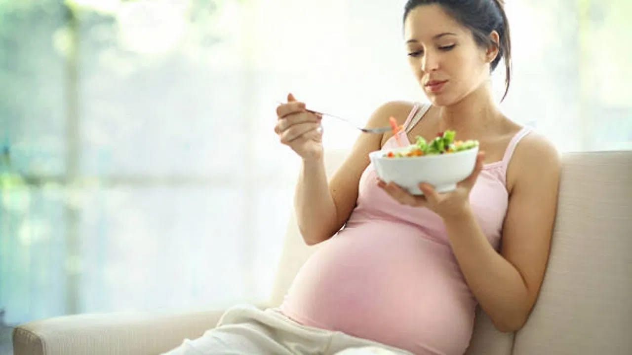 మనం తీసుకునే పోషకాలు అండం విడుదల, ఋతుస్రావం, వీర్యకణాల ఉత్పత్తిని నియంత్రించే హార్మోన్లపై నేరుగా ప్రభావం చూపుతాయి. పురుషులలో జింక్, సెలీనియం, ఒమేగా-3 ఫ్యాటీ యాసిడ్స్, యాంటీఆక్సిడెంట్లు వీర్యకణాల కదలికను, నాణ్యతను మెరుగుపరుస్తాయి. అయితే అధిక చక్కెర, ప్రాసెస్ చేసిన ఆహారాలు శరీరంలో ఇన్సులిన్ నిరోధకతను పెంచి, హార్మోన్ల అసమతుల్యతకు కారణమవుతాయి. ఇది సంతానలేమి సమస్యలకు దారితీస్తుంది.
