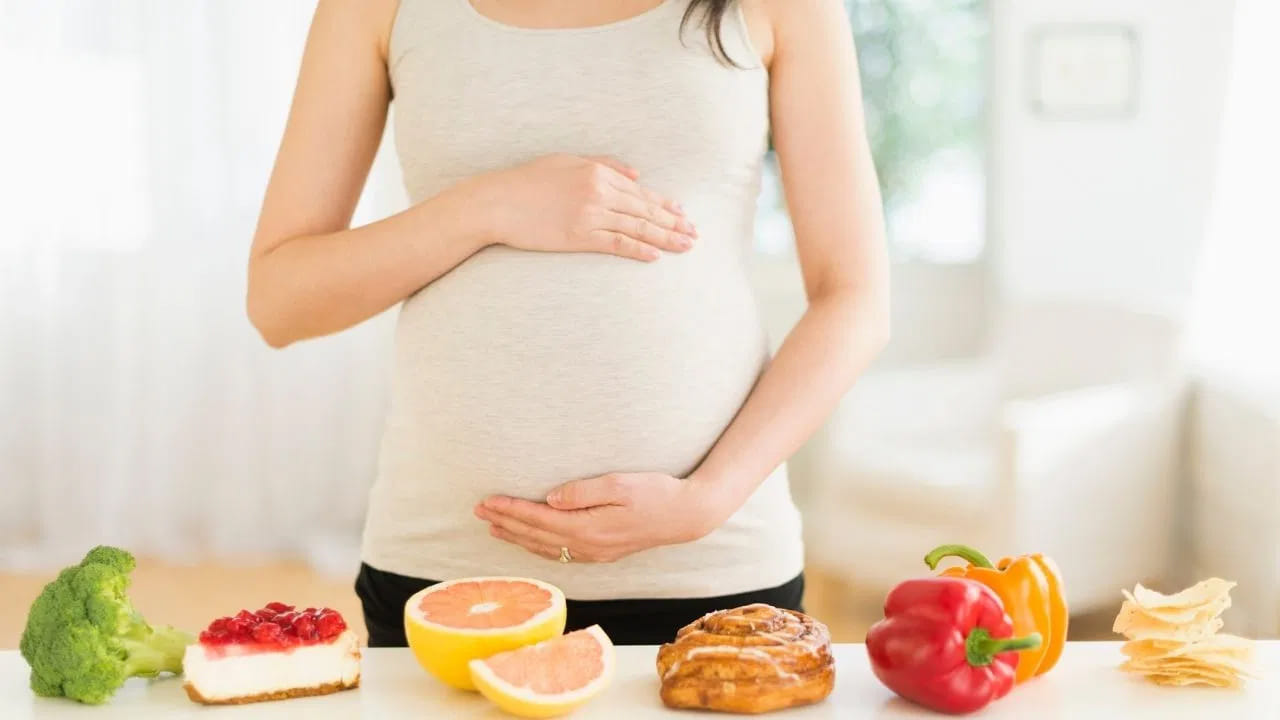 వీటికి దూరంగా ఉండండి: గర్భధారణకు ప్రయత్నిస్తున్న దంపతులు కొన్ని అలవాట్లకు దూరంగా ఉండటం శ్రేయస్కరం. అతిగా కాఫీ తాగడం, మద్యం సేవించడం వల్ల సంతానోత్పత్తి సామర్థ్యం తగ్గుతుంది. ధూమపానం నేరుగా అండం, శుక్రకణాల నాణ్యతను దెబ్బతీస్తుంది. బేకరీ ఐటమ్స్, వేపుళ్లు హార్మోన్ల వ్యవస్థను అస్తవ్యస్తం చేస్తాయి.
