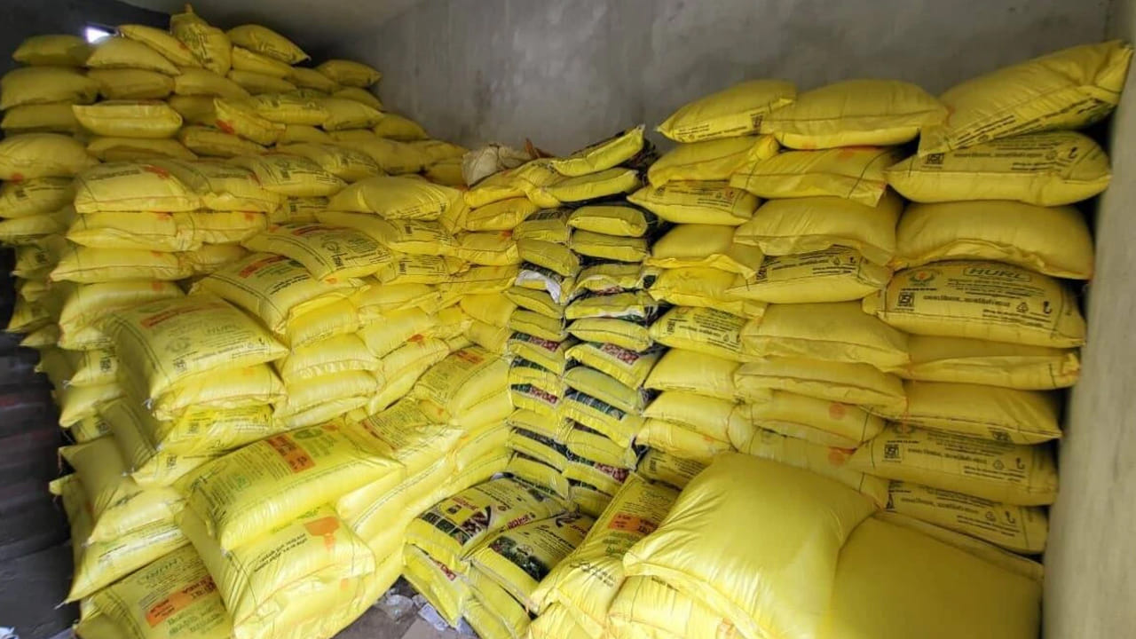 మధ్యప్రాచ్యం నుంచి సరఫరా అంతరాయం ఏర్పడితే యూరియా ధరలు 30 నుంచి 40 శాతం వరకు పెరగవచ్చని నిపుణులు అంచనా వేస్తున్నారు. దీంతో ప్రభుత్వం సబ్సిడీ భారాన్ని పెంచుకోవాల్సి రావచ్చు లేదా రైతులపై ఖర్చు భారం పెరిగే అవకాశం ఉంది. రైతులు తక్కువ ఎరువులు వాడితే లేదా ఖరీదైన కారణంగా పంటలు తగ్గిస్తే, ధాన్యం ఉత్పత్తి తగ్గే ప్రమాదం ఉంది. ఫలితంగా మార్కెట్లో సరఫరా తగ్గి ఆహార ధరలు భారీగా పెరిగే పరిస్థితి ఏర్పడవచ్చని విశ్లేషకులు హెచ్చరిస్తున్నారు.