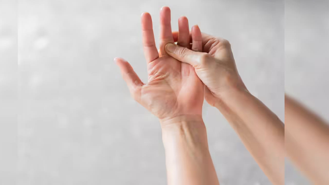 Palmistry: మీ బొటన వేలు మీద ఈ గుర్తు ఉందా.? వారికి లక్కే లక్కు.. డబ్బే డబ్బు..