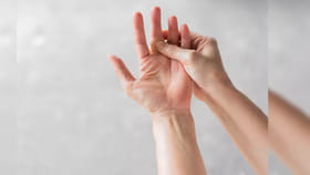 మీ బొటన వేలు మీద ఈ గుర్తు ఉందా.?