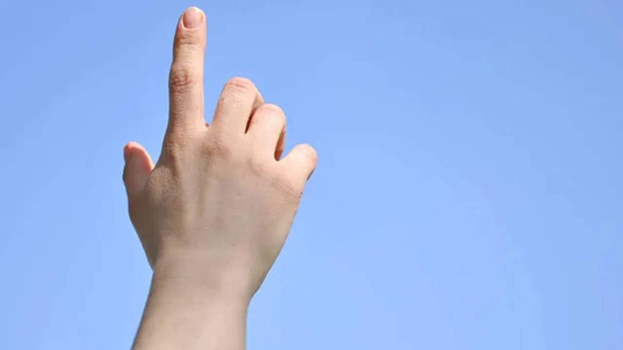 మీ చూపుడు వేలు చిన్నగా, ఉబ్బినట్లు గా ఉంటే, మీరు మీ జీవితం పై కొంత ప్రతికూల భావనను కలిగి ఉంటారంట. ఎప్పుడూ మీ గురించి మీరు ఏదో విషయంలో సతమతం అవుతూ ఉంటారు. అంతే కాకుండా కొన్ని సార్లు మీ బలాన్ని కూడా మర్చిపోయి అవకాశాలు దూరం చేసుకుంటారు. కానీ ఇలాంటి వారికి సమాజంలో మంచి గౌరవ, మర్యాదలు ఉంటాయి.