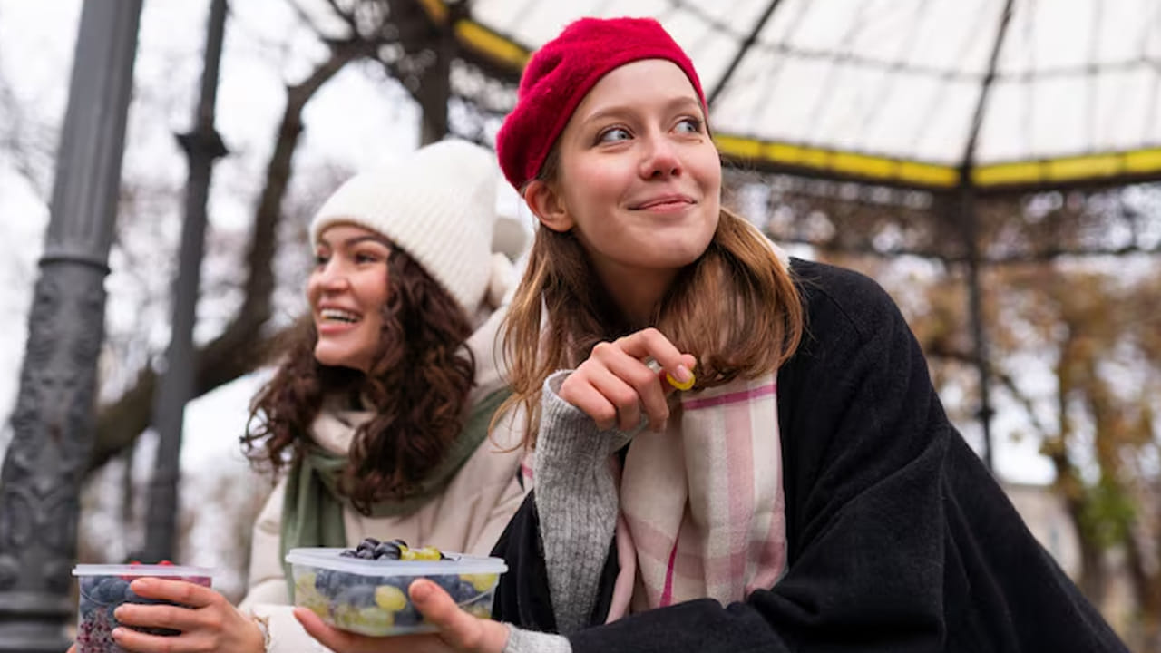 ఎవరు అర్హులు? ఎలా దరఖాస్తు చేయాలి?: ఈ పర్యటనకు ప్రపంచవ్యాప్తంగా ఉన్న 18 ఏళ్లు నిండిన ఎవరైనా దరఖాస్తు చేసుకోవచ్చు. దరఖాస్తుదారులు 'విజిట్ ఫిన్లాండ్' వెబ్‌సైట్‌లోకి వెళ్లి ఫారమ్ పూర్తి చేయాలి.
ముఖ్యంగా, ఇన్‌స్టాగ్రామ్ లేదా టిక్‌టాక్ వంటి సోషల్ మీడియా వేదికలపై ఒక వీడియో ఛాలెంజ్‌ను పూర్తి చేయాలి. మీరు సంతోషాన్ని ఎలా నిర్వచిస్తారు. ఫిన్లాండ్ ఎందుకు వెళ్లాలనుకుంటున్నారు అనే అంశాలను అందులో వివరించాలి.