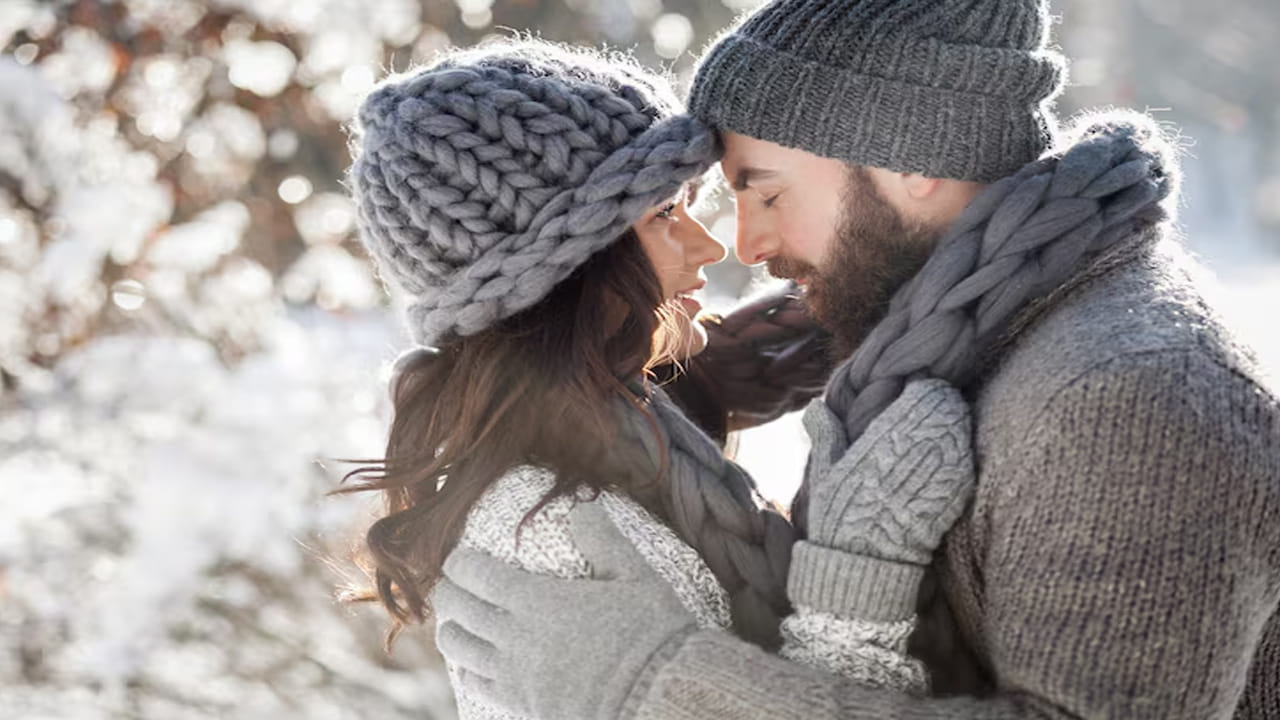 సంతోషంగా ఉండటం ఎలాగో నేర్చుకోవడానికి మీరు ఫిన్లాండ్ వెళ్లాలనుకుంటున్నారా? అయితే ఈ వార్త మీ కోసమే. ఐక్యరాజ్యసమితి వరల్డ్ హ్యాపీనెస్ రిపోర్ట్ ప్రకారం అగ్రస్థానంలో ఉన్న ఫిన్లాండ్, ఇప్పుడు విదేశీ పర్యాటకులకు బంపర్ ఆఫర్ ప్రకటించింది. ఫిన్లాండ్ దేశం తన అధికారిక పర్యాటక విభాగం 'విజిట్ ఫిన్లాండ్' (Visit Finland) ద్వారా ఒక ప్రత్యేకమైన మాస్టర్ క్లాస్‌ను నిర్వహిస్తోంది. ఇందులో భాగంగా ఎంపిక చేసిన పర్యాటకులకు 7 రోజుల పాటు ఫిన్లాండ్‌లో ఉచితంగా పర్యటించే అవకాశం కల్పిస్తోంది. ఈ పర్యటనలో భాగంగా ఫిన్నిష్ ప్రజల జీవనశైలి, ప్రకృతితో వారికున్న అనుబంధం, వారి సంతోషానికి గల రహస్యాలను నేరుగా నేర్చుకోవచ్చు.