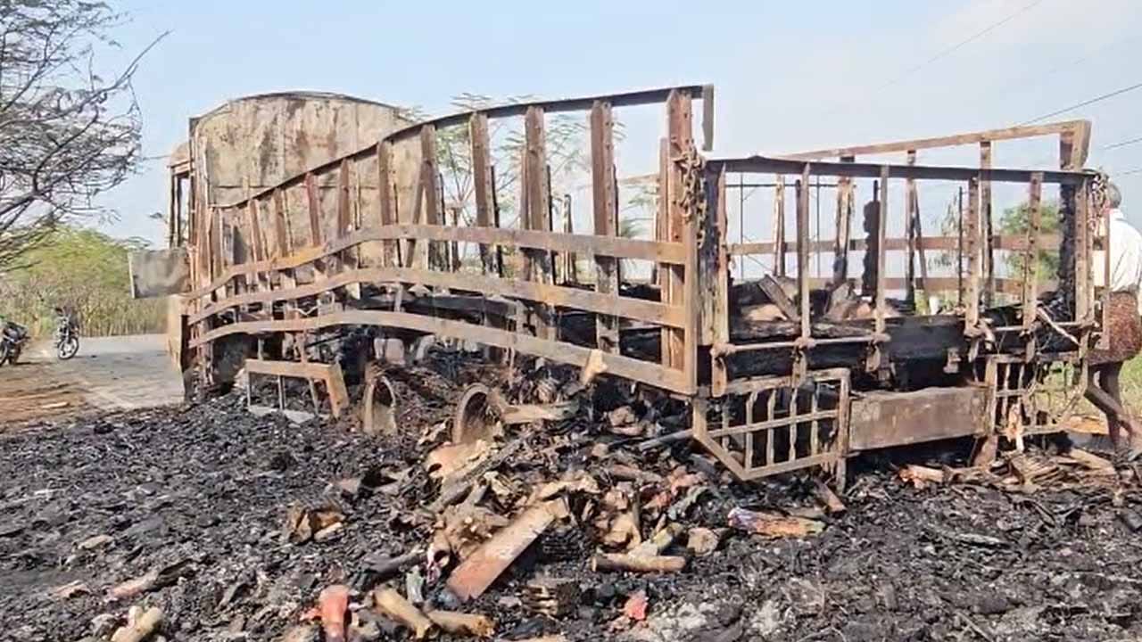 Hyderabad: అనుకోని ప్రమాదం.. అందరు చూస్తుండగానే.. బాణాసంచా లారీ అగ్నికి ఆహుతి..!