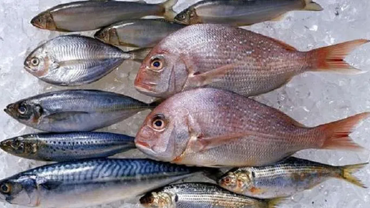 
ఒక గ్లాస్ నీటిని తీసుకుని దానిలో  వెనిగర్ కొద్దిగా కలిపి చేపలను కడిగితే నీచు వాసన మొత్తం పోతోంది. కొన్ని చేపలు ఎంత కడిగినా కూడా నీచు వాసన వస్తూనే ఉంటుంది. ఇలాంటి వాటికీ ఇది కరెక్ట్. మీరు కూడా ఖచ్చితంగా ఫాలో అవ్వండి. 