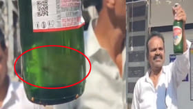 ఏంట్రా ఇది.. బీర్ బాటిల్‌లో ప్రత్యక్షమైన చేప పిల్ల.. కొంచెం అయితే