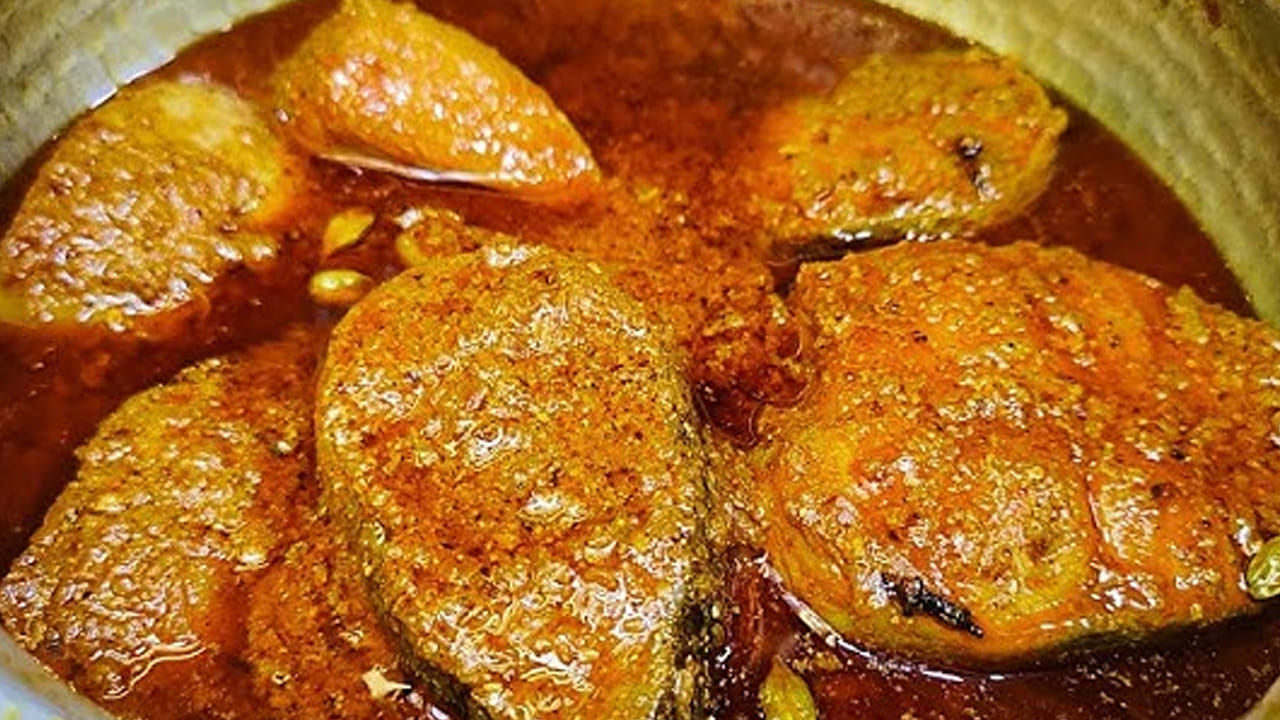 కావాల్సిన పదార్ధాలు : అర కిలో చేపలు , 4 బంగాళాదుంపలు, 3 ఉల్లిపాయలు, టమోటాలు, 2 టేబుల్ స్పూన్స్ అల్లం వెల్లుల్లి పేస్ట్, 5 మిర్చి, బిర్యానీ ఆకు- 7, లవంగాలు, దాల్చిన చెక్క, అర టీ స్పూన్ పసుపు,ఒక టీ స్పూన్ మసాలా పొడి, ఒక టేబుల్ స్పూన్ పంచదార, కొత్తిమీర, రెండు టేబుల్ స్పూస్ నూనె, రుచికి సరిపడా ఉప్పును తీసుకోవాలి.