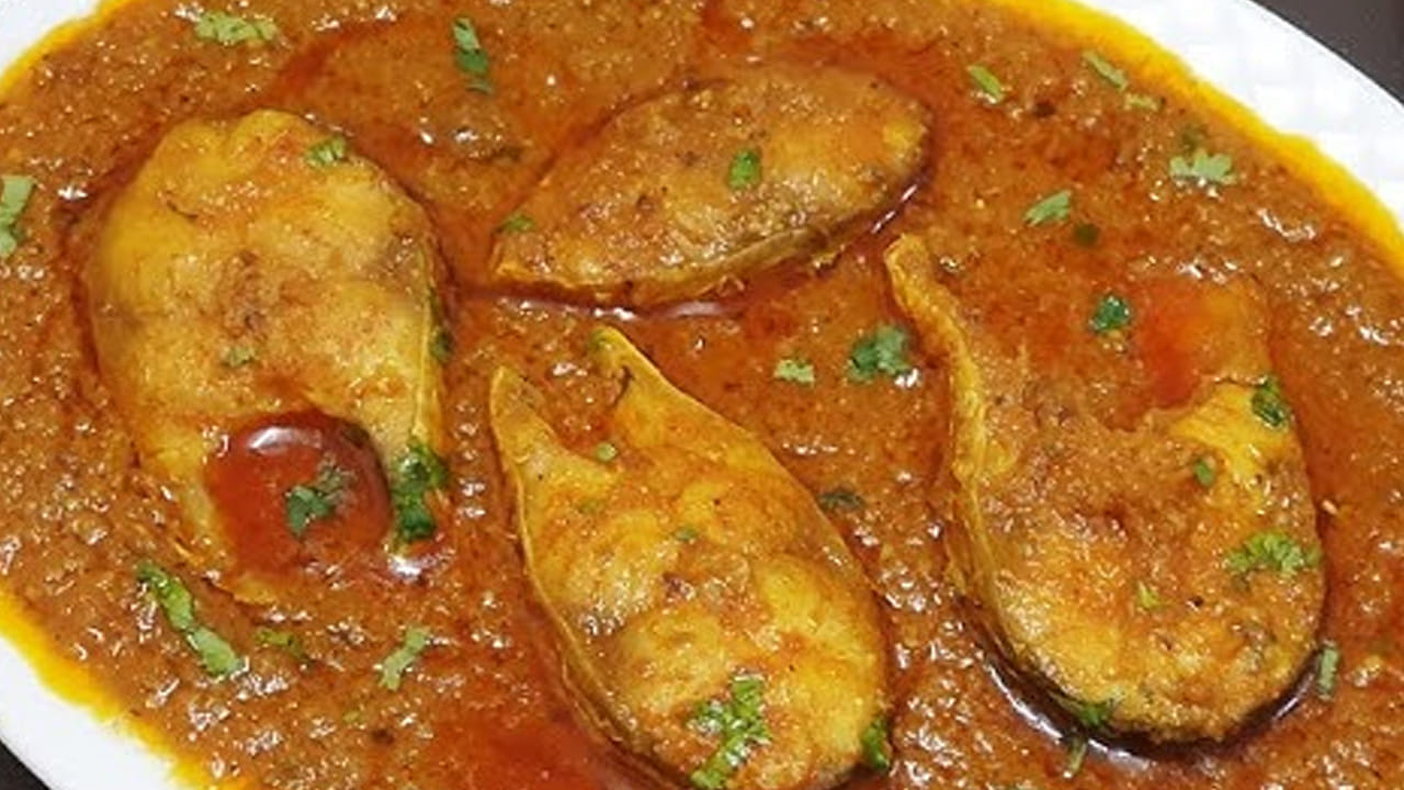 ముందుగా గ్యాస్ వెలిగించి పాన్ పెట్టి కొద్దిగా ఆయిల్ బంగాళాదుంపను ముక్కలను వేసి బాగా వేయించి పెట్టుకోవాలి. ఆ తర్వాత దీనిని మసాలాలు మిక్సీ లో పొడిలాగా పట్టుకోవాలి. పాన్ పెట్టి దానిలో నూనె వేసి, అది వేడయ్యాక కట్ చేసిన ఉల్లిపాయ ముక్కలు, యాలక్కాయ , జీడిపప్పులు ఇలా అన్ని వేసి బాగా వేయించుకోవాలి.