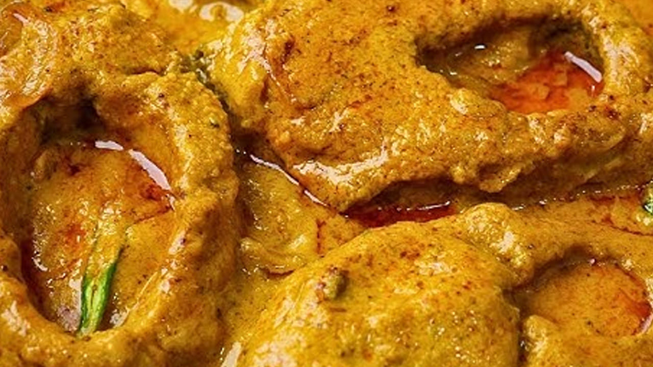 ఇక ఇప్పుడు ముందుగా చేసి పెట్టుకున్న చేప ముక్కలను తీసుకుని వేయించి దానిలో బంగాళాదుంప ముక్కలు , పచ్చిమిర్చి వేసి సన్నని మంటపై 15 నిమిషాల పాటు స్టవ్ మీదనే ఉంచి బాగా ఉడికించాలి.