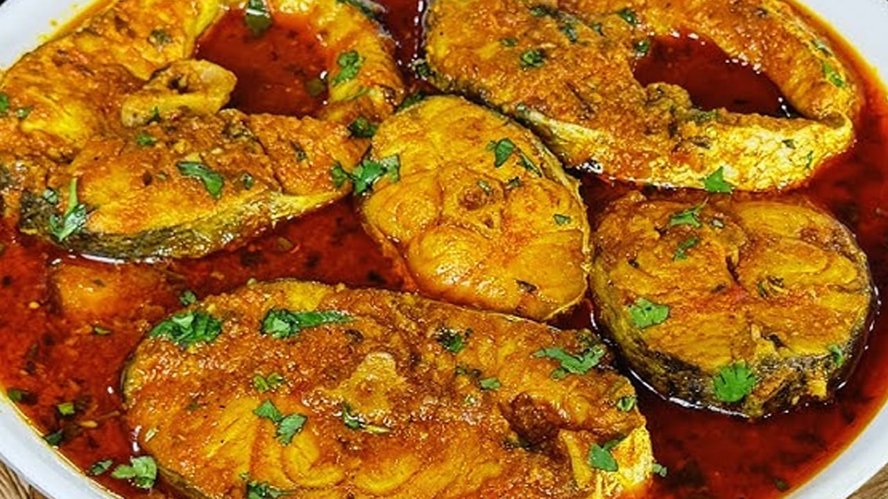 టేస్ట్ చూసి ఏమైనా తక్కువ అనిపిస్తే వాటిని వేసి మూత పెట్టేసి చేపలు ముక్కలు ఉడికే వరకు బాగా ఉడికించండి.అంతే, వేడి వేడి బెంగాలీ స్టైల్ ఫిష్ కుర్మా రెడీ.