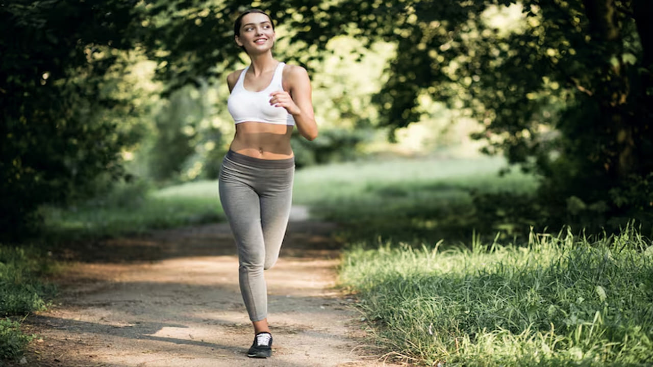 చురుకైన నడక (Brisk Walking): ఇది అన్ని వ్యాయామాల్లోకల్లా ఉత్తమమైనది. రోజుకు కనీసం 30 నుండి 40 నిమిషాల పాటు వేగంగా నడవడం వల్ల రక్త ప్రసరణ మెరుగుపడుతుంది. ఇది బరువు తగ్గడానికి, మానసిక ఒత్తిడిని తగ్గించడానికి అద్భుతంగా పనిచేస్తుంది.