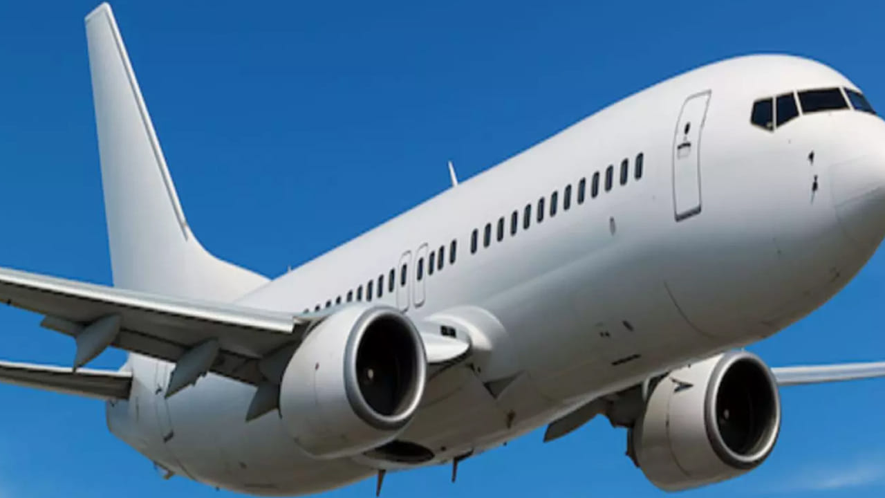 ఇరాన్‌పై ఇజ్రాయెల్, అమెరికా సంయుక్తంగా క్షిపణులతో దాడులు చేపట్టుతుండటం, పశ్చిమాసియాలోని అమెరికా స్థావరాలపై ఇరాన్ దాడులు చేపడుతున్న క్రమంలో అంతర్జాతీయ స్థాయిలో ఉద్రిక్త పరిస్థితులు నెలకొన్నాయి. దీని వల్ల విమానాలు భారీగా రద్దు కావడంతో పాటు మళ్లింపులు చేపడుతున్నారు. దీని వల్ల విమాన ప్రయాణాలు క్లిష్టంగా మారుతున్నాయి. విమాన కార్యకలాలకు అంతరాయం ఏర్పడటంతో ప్రయాణికులు ఇబ్బందులు పడుతున్నారు