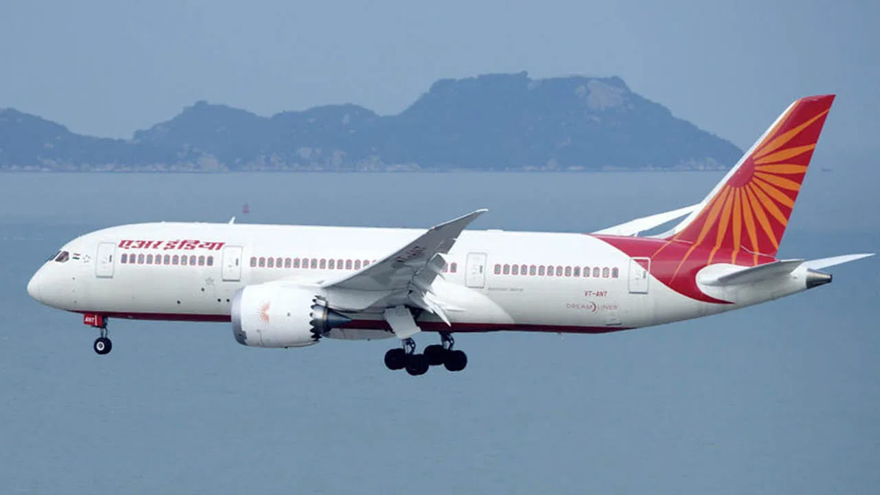 కొన్ని ట్రావెల్ ఇన్యూరెన్స్ పాలసీలు అదనపు ప్రయోజనాలను కూడా అందిస్తున్నాయి. విమానం ఆలస్యమైతే పరిహారం, ట్రిప్ రీషెడ్యూలింగ్, విమానం ఆలస్యమైతే రాత్రిపూట బస వంటి ఖర్చులను కూడా కవర్ చేస్తాయి. ఏది కవర్ అవుతుంది.. ఏది కవర్ అవ్వదు అని తెలుసుకోవడానికి పాలసీ పత్రాలను జాగ్రత్తగా పరిశీలించుకోవాలి. లేదా బీమా సంస్థను సంప్రదించి వివరాలు తెలుసుకోవాలి.
