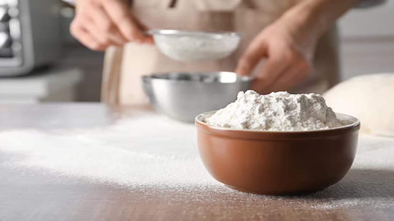 ఎండు మిర్చి, లవంగాలు: పిండి డబ్బాలో కొన్ని ఎండు మిరపకాయలు లేదా 5-6 లవంగాలను వేయడం వల్ల మంచి ఫలితం ఉంటుంది. వీటిలోని ఘాటు గుణాలు పురుగులను దరిచేరనివ్వవు. ముఖ్యంగా లవంగాలు తేమను కూడా కొంతవరకు పీల్చుకుంటాయి.