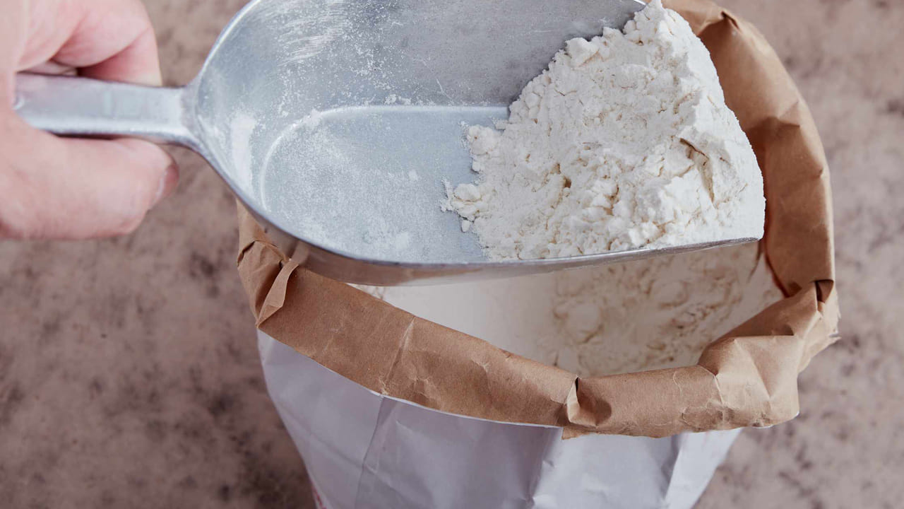 ఎయిర్ టైట్ కంటైనర్లు: పిండిని నిల్వ చేసే విధానం కూడా చాలా ముఖ్యం. గాలి చొరబడని స్టీల్ లేదా గాజు డబ్బాల్లో నిల్వ చేయడం వల్ల తేమ లోపలికి వెళ్లదు. ప్లాస్టిక్ కవర్లలో ఉంచడం కంటే ఇలా చేయడం వల్ల పిండి ఎక్కువ కాలం తాజాగా ఉంటుంది.