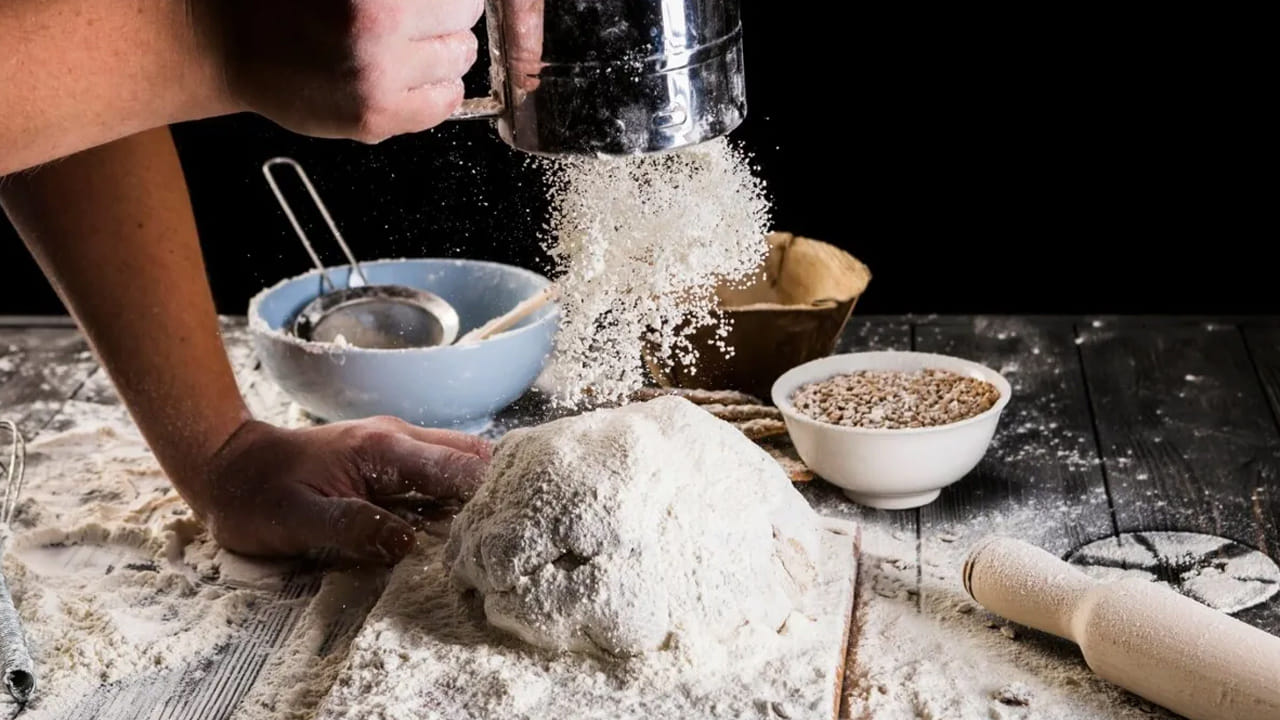 ఫ్రిజ్‌లో నిల్వ చేయడం: మీ దగ్గర తక్కువ పరిమాణంలో పిండి ఉంటే, దానిని ఒక జిప్ లాక్ కవర్‌లో పెట్టి ఫ్రిజ్‌లో ఉంచవచ్చు. తక్కువ ఉష్ణోగ్రత వద్ద పురుగులు పెరగలేవు. పిండిని వాడే ముందు ఒకసారి ఎండలో పెట్టడం లేదా తేలికగా వేయించడం వల్ల కూడా పురుగులు రాకుండా ఉంటాయి. పిండిని నిల్వ చేసే డబ్బా ఎప్పుడూ పొడిగా ఉండేలా చూసుకోవాలి. తడి చేతులతో పిండిని తీయడం మానుకోవాలి.