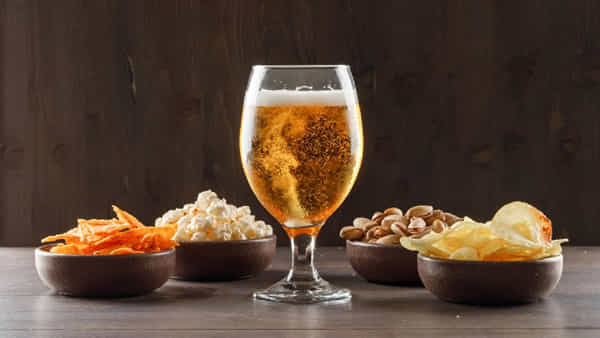 Alcohol: మందు కొట్టేటప్పుడు ఈ స్టఫ్ అస్సలు తినొద్దు.. ఎందుకంటే?