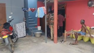 ఇంట్లోని వంట గదిలో కనిపించినవి చూసి విస్తుపోయిన అధికారులు.. ఇవిగో డీటేల్స్..!