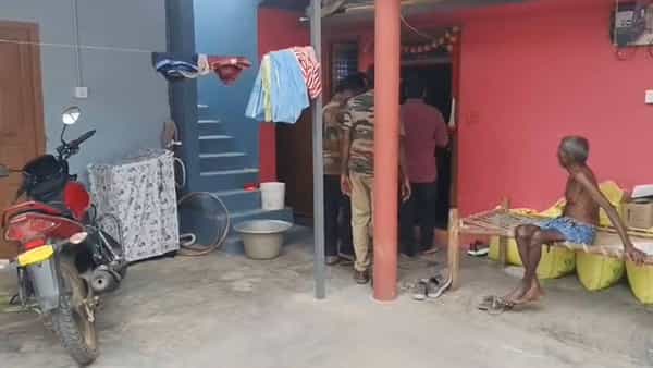 ఇంట్లోని వంట గదిలో కనిపించినవి చూసి విస్తుపోయిన అధికారులు.. ఇవిగో డీటేల్స్..!