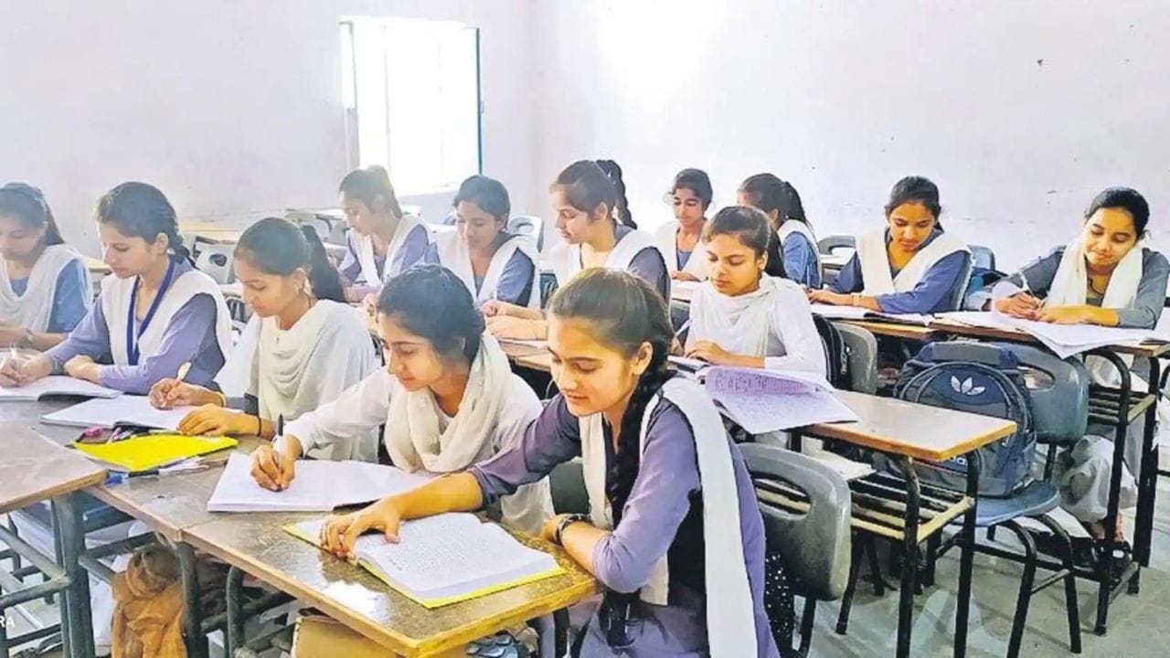 Andhra News: రాష్ట్రంలోని విద్యార్థినులకు శుభవార్త.. ఉచితంగా వాటి పంపిణీకి ప్రభుత్వం నిర్ణయం!