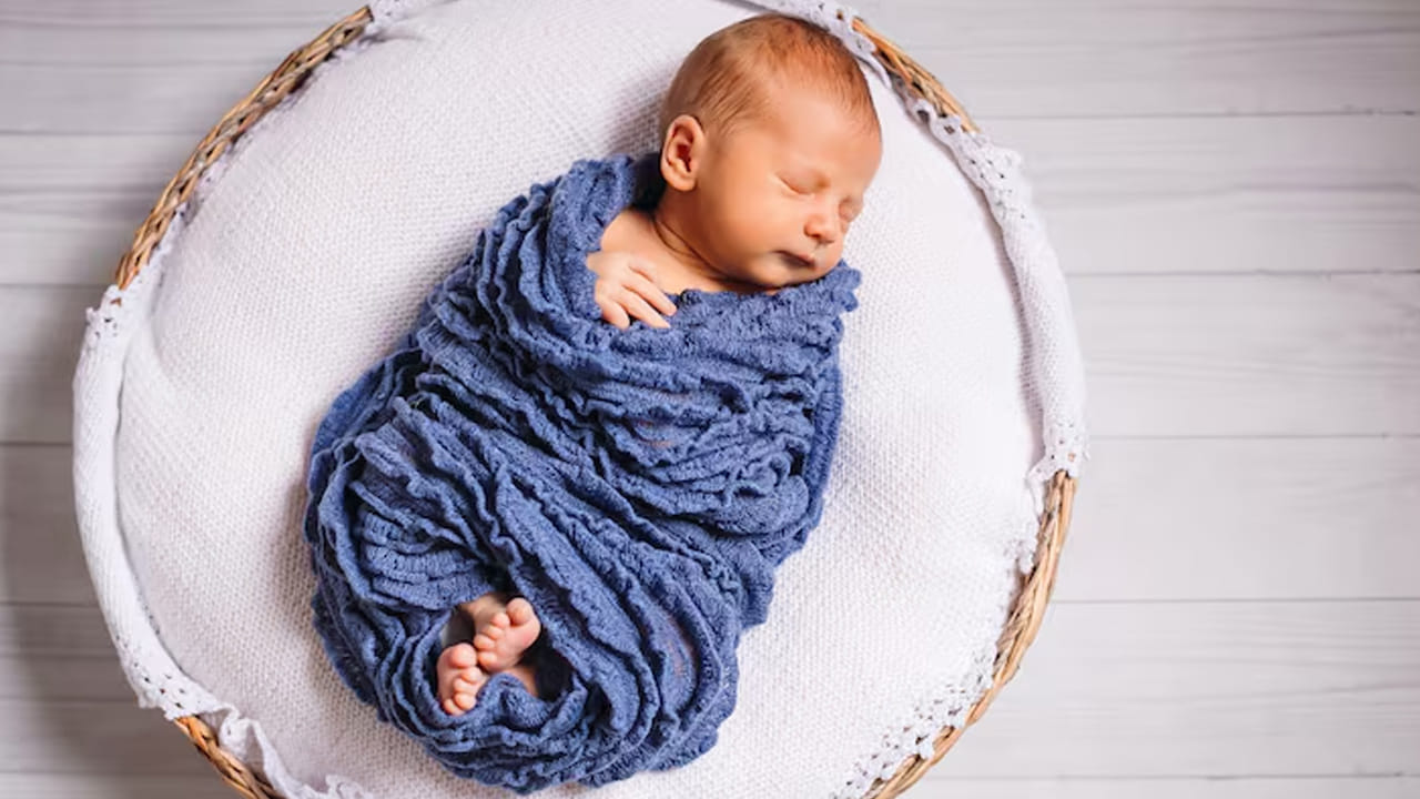 
చరిత్రలో చెరగని స్థానం.. 

శుక్రవారం పుట్టిన వారు ఇతరులను బాగా ఆకర్షిస్తారు. వారి మాటలతో, వాక్చాతుర్యంతో ఎదుటివారు వీరికి సులభంగా ఆకర్షితులవుతారు. వీరు చరిత్రను తిరగరాసి, ఎవరూ ఊహించని విధంగా అద్భుతమైన విజయాలను సాధిస్తారు. జీవితంలో ఇతరులందరూ ఆశ్చర్యపోయే సంఘటనలు వారికి జరుగుతాయి. చరిత్రలో చెరగని స్థానాన్ని సంపాదించే విజయం శుక్రవారం పుట్టిన వారికి ఖచ్చితంగా ఉంటుంది. వీరికి శాశ్వత శత్రువులు అంటూ ఎవ్వరూ ఉండరు. శత్రువులు ఉన్నప్పటికీ, వారి మాటల వల్ల క్రమక్రమంగా మిత్రులుగా మారిపోతారు. వీరు అందరితో స్నేహం చేస్తారు, దగ్గరి వారితో మరింత సన్నిహితంగా ఉంటారు. కొత్తవారిని మాత్రం జాగ్రత్తగా గమనించి స్నేహం చేసే లక్షణం వీరిలో ఎక్కువగా ఉంటుంది.
