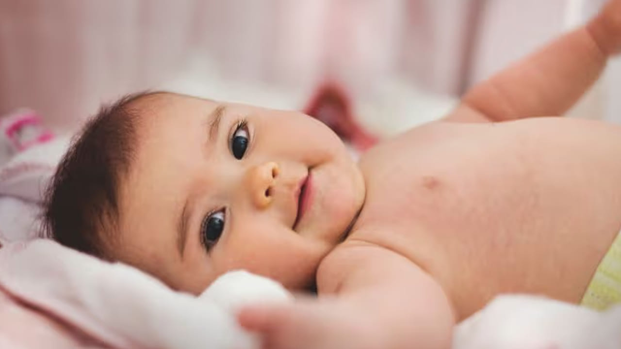 
అదృష్టం సంఖ్యలు, రంగులు.. 

వీరికి కలిసి వచ్చే తేదీలు 6, 15, 24. వారి అదృష్ట సంఖ్య ఆరు. ముఖ్యమైన పనులన్నీ ఈ తేదీలలో చేస్తే దిగ్విజయంగా పూర్తి చేసుకోవచ్చు. వీరికి కలిసి వచ్చే రంగు గులాబీ రంగు. పింక్ కలర్ ఎక్కువగా ఉపయోగించడం వల్ల సానుకూల స్పందన వచ్చి, ఏదో ఒక విధంగా డబ్బు కలిసి వస్తూ ఉంటుంది. వీరు నవగ్రహాలలో శుక్రుడిని ప్రసన్నం చేసుకోవాలి. ప్రతిరోజూ ఓం ఘృం శుక్రాయ నమః అనే మంత్రాన్ని వీలైనన్నిసార్లు పఠించాలి. పూజించాల్సిన దైవం రాజరాజేశ్వరి అమ్మవారు. లలితా దేవిని ఎక్కువగా పూజించాలి. వీలైనప్పుడల్లా లలిత అమ్మవారి దేవాలయానికి వెళ్లి దర్శనం చేసుకుంటే అదృష్టం త్వరగా కలిసి వస్తుంది. లలితా సహస్రనామ పారాయణం చేసినా, లలితా సహస్రనామం చాంటింగ్ వింటూ ఉన్నా శుక్రవారం పుట్టిన వారు జీవితంలో మంచి విజయాన్ని సాధిస్తారు. 
