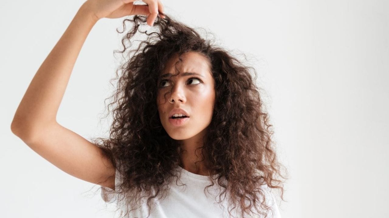 చర్మవ్యాధి నిపుణురాలు డాక్టర్ సౌమ్య సచ్‌దేవా ప్రకారం.. ముఖ్యంగా మహిళల్లో అధికంగా జుట్టు రాలడానికి అనేక ఆరోగ్య సమస్యలు కారణం కావచ్చు. థైరాయిడ్ సమస్య ఉంటే, శరీరంలోని హార్మోన్ల అసమతుల్యత ఏర్పడుతుంది. ఇది జుట్టు కుదుళ్లను బలహీనపరిచి, జుట్టు త్వరగా రాలిపోయే అవకాశాలను పెంచుతుంది. అంతేకాకుండా శరీరంలో ఐరన్ లోపం లేదా రక్తహీనత ఉంటే, జుట్టుకు అవసరమైన పోషకాలు అందవు. 